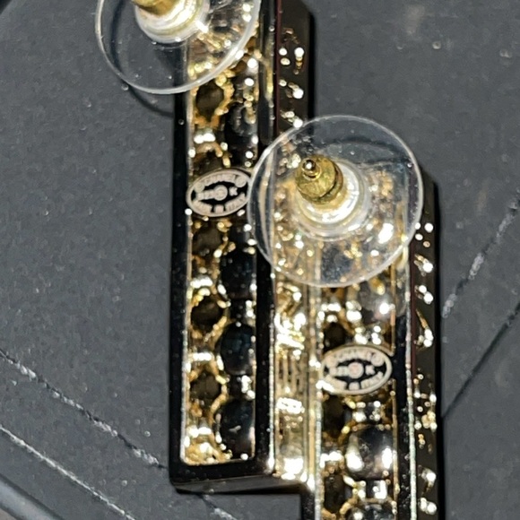 Preloved Chanel earrings pristine condition has pearls in gold stamp show 2023 - Picture 10 of 12